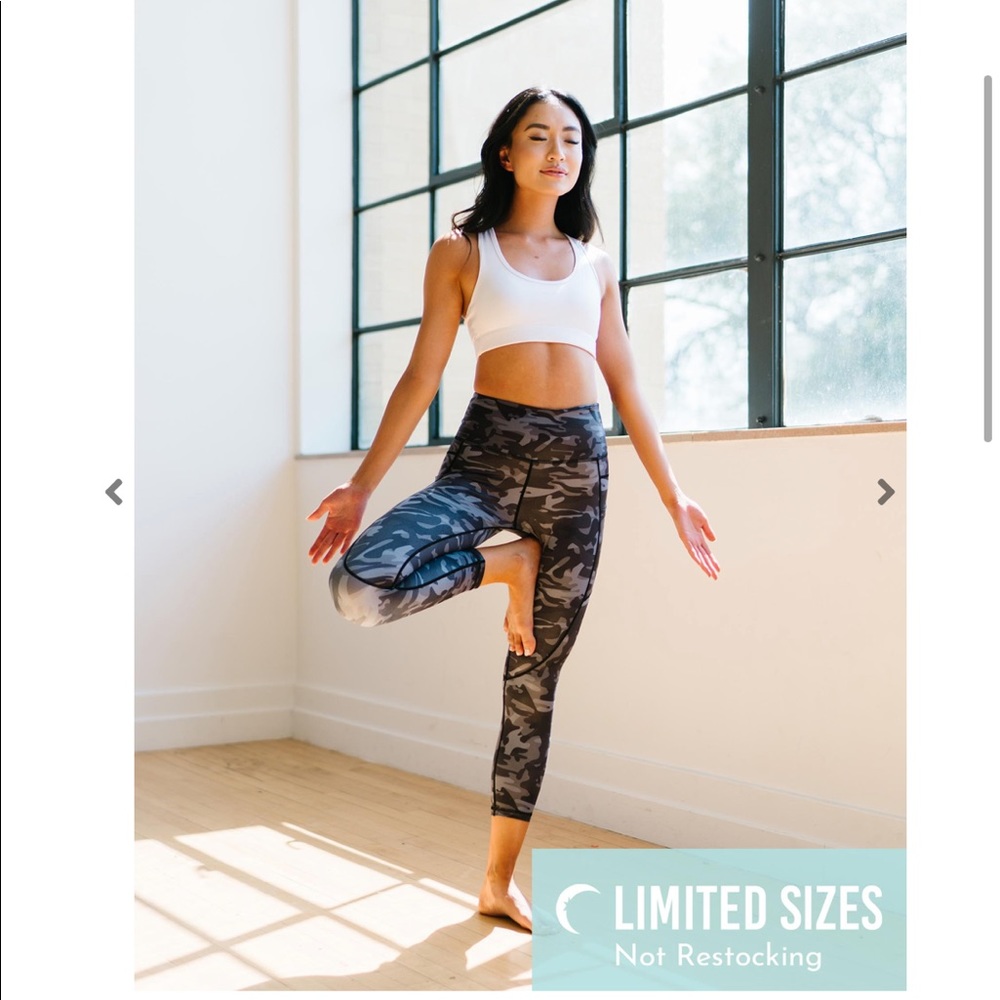 Zyia metallic light n tight Capri leggings